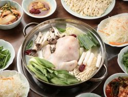 Dak Hanmari: Sup Ayam Utuh dari Korea yang Cocok untuk Berbagi