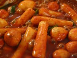 Ddukbokki: Hidangan Korea yang Menggoda dengan Rasa Pedas Manis