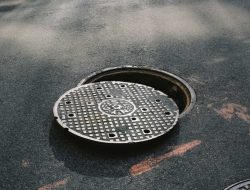 Manhole: Ketegangan dalam Gelap, Mampukah Mereka Bertahan?