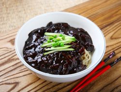 Jjajangmyeon: Mie dengan Saus Kedelai Hitam yang Nikmat