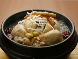 Samgyetang: Sup Ayam Ginseng yang Menyegarkan dan Menghangatkan