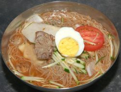 Naengmyeon: Mie Dingin Korea yang Menyegarkan di Hari Panas