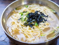 Kalguksu: Hidangan Mi Berkuah Khas Korea yang Menghangatkan