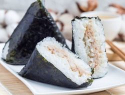 Samgak Gimbap: Nasi Kepal Segitiga yang Menggoda Selera