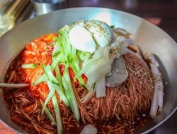 Bibim Naengmyeon: Mi Dingin Pedas yang Menyegarkan Khas Korea