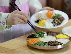 Gujeolpan: Hidangan Tradisional Korea yang Elegan dan Berwarna