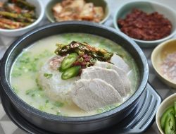 Dwaeji Gukbap: Sup Babi Tradisional yang Menggugah Selera dari Korea