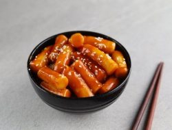 Tteokbokki: Camilan Pedas Favorit dari Korea